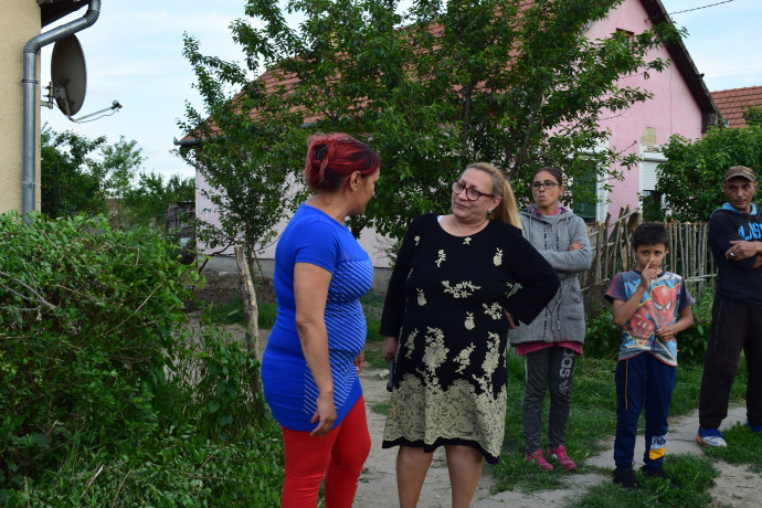 Fekete mintás ruhában Balázs Ferencné, a Munkaerőpiaci Beilleszkedési Program koordinátora, Nagyecseden.