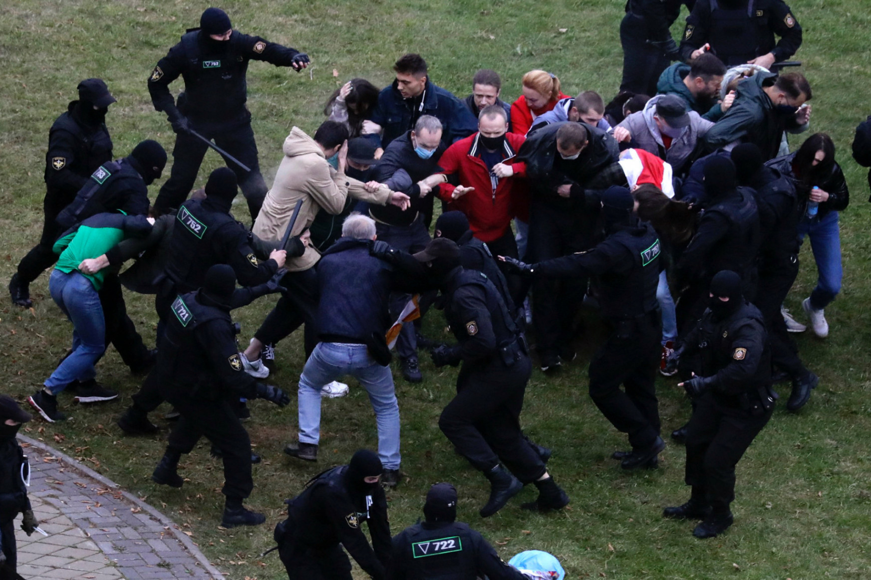 Több mint 400 tüntetőt vettek őrizetbe vasárnap Minszkben és más belarusz városokban