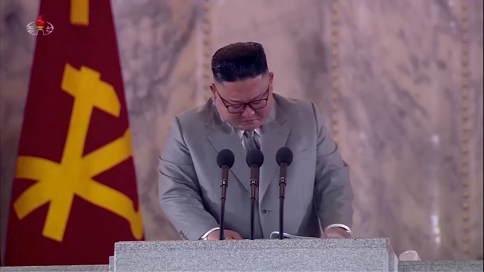 Kim Dzsongun elérzékenyül beszéde közben.Fotó: KCTV / Reuters