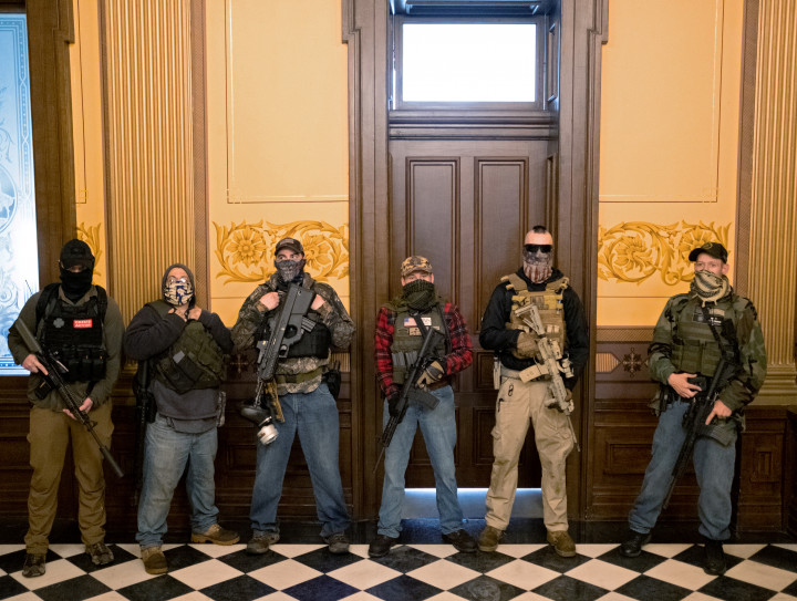 A michigani kormányzó elrablásával gyanúsított csoport tagjai között voltak a 2020. április 30-án a michigani törvényhozás épületébe behatoló felfegyverzett tüntetők. Fotó: Seth Herald / Reuters