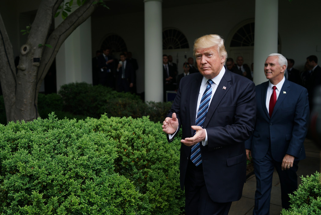 Donald Trump amerikai elnök és Mike Pence alelnök érkeznek a Fehér Ház kertjében tartott sajtótájékoztatóra 2017. május 4-én, miután megszavazták a Barack Obama megfizethető egészségügyi ellátásról szóló törvényének jelentős részét felszámoló törvényjavaslatot.Fotó: Mandel Ngan / AFP