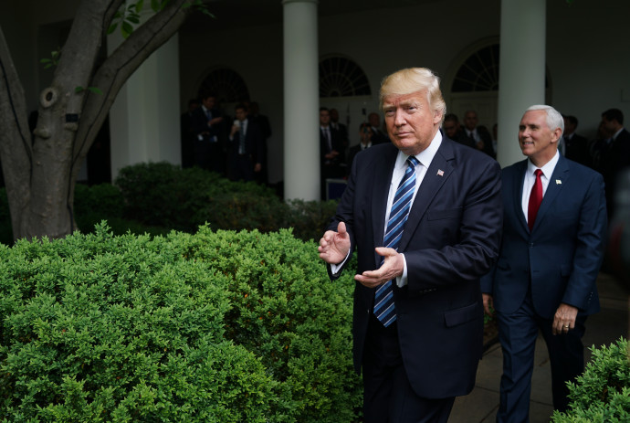 Donald Trump amerikai elnök és Mike Pence alelnök érkeznek a Fehér Ház kertjében tartott sajtótájékoztatóra 2017. május 4-én, miután megszavazták a Barack Obama megfizethető egészségügyi ellátásról szóló törvényének jelentős részét felszámoló törvényjavaslatot.Fotó: Mandel Ngan / AFP