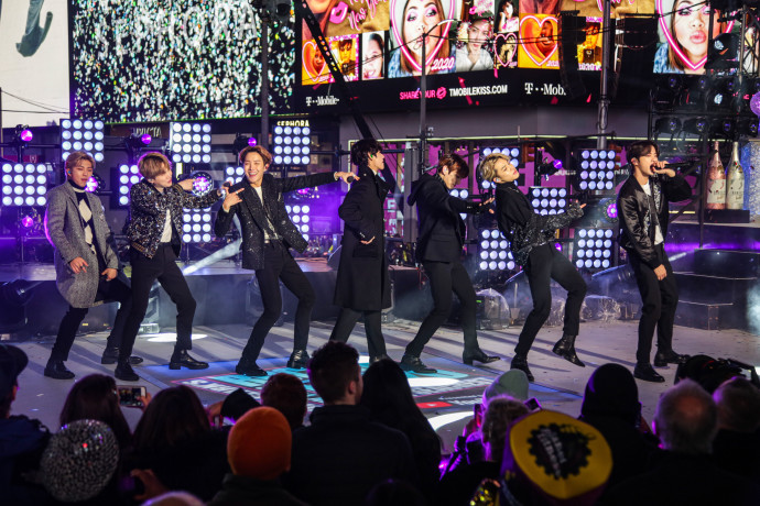 A dél-koreai BTS együttes fellép a New York-i Times Square-en szilveszter éjszakáján, 2019. december 31-énFotó: Angel Colmenares / MTI/EPA