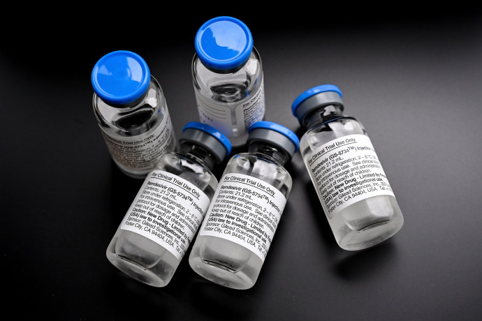 Remdesivir antivirális hatóanyaggal teli ampullák az esseni Egyetemi Kórházban 2020. június 3-án. Az Európai Bizottság 2020. július 3-án bejelentette, hogy engedélyezi a koronavírus súlyos eseteiben alkalmazható, remdesivir hatóanyagú, Veklury néven futó gyógyszer feltételes forgalomba hozatalát. A gyógyszervizsgálati eredmények szerint a remdesivirrel kezelt, oxigénbevitelre szoruló betegek körülbelül 11 nap elteltével meggyógyultakFotó: Sascha Steinbach / MTI/EPA