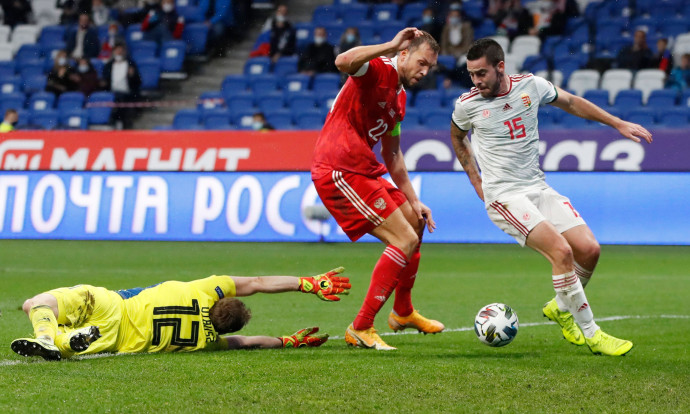 Dibusz kivetődése hárította el a veszélyt az első félidő végénFotó: Pavel Golovkin / Reuters