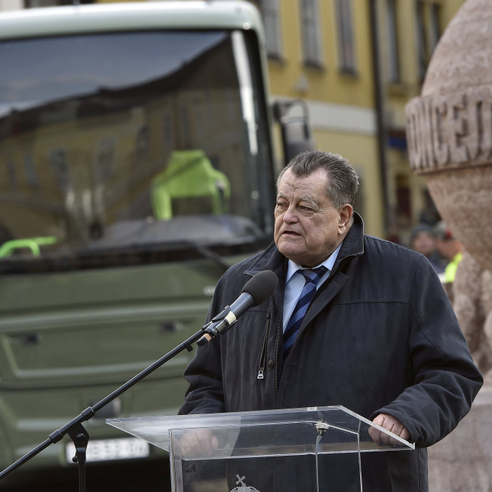 Üzleti csoda nőtt ki a titkos honvédségi buszbeszerzésből