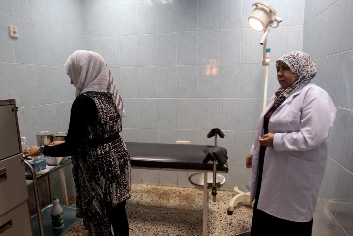 Egy bagdadi egészségügyi intézmény dolgozói ellenőrzik a szüzességi vizsgálatokhoz szükséges eszközöket 2012. június 28-ánFotó: Ali Al-Saadiali Al- Saadi / AFP