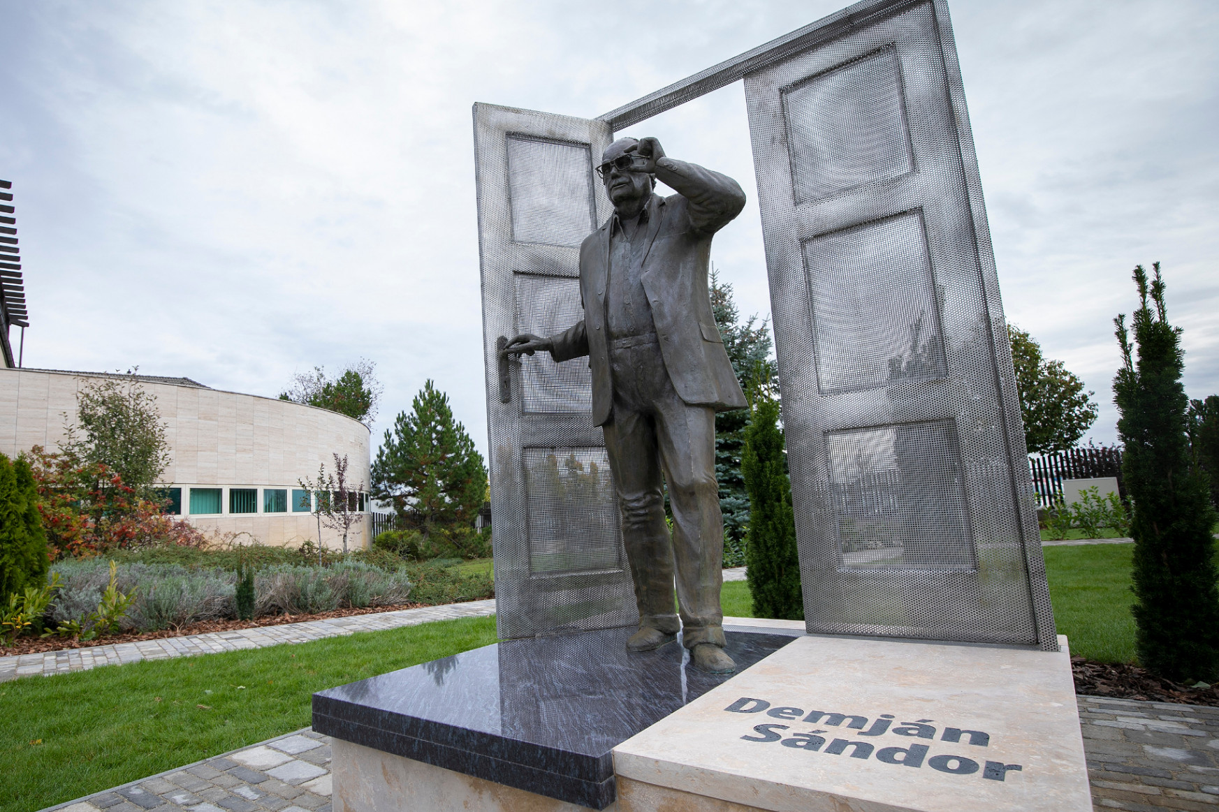 Szobrot avattak Demján Sándor emlékére