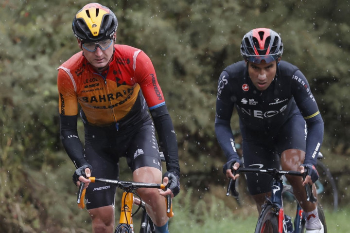 Mark Padun (b) és Jhonatan Narváez (j) a Giro d'Italia 12. szakaszán 2020. október 15-énFotó: Luca Bettini / AFP