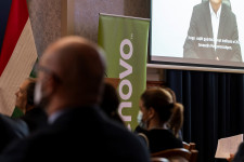 Milliárdokat fizet a kormány, hogy az egyik magyar gyárból egy másikba vigyék a termelést