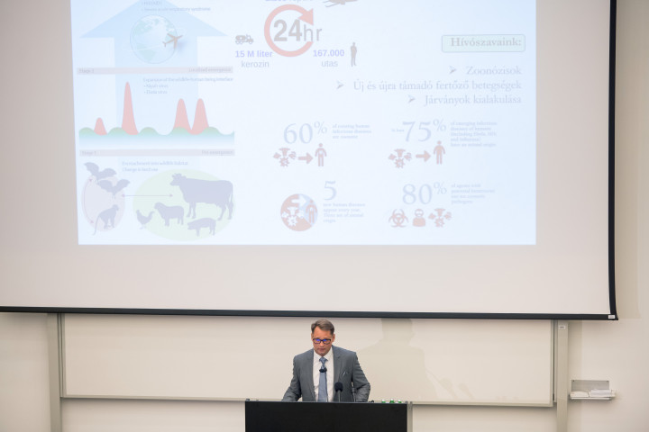 Jakab Ferenc, a Pécsi Tudományegyetem virológiai kutatócsoportjának vezetője beszél a Pécsi Tudományegyetem humán reprodukciós nemzeti laboratóriuma és a virológiai nemzeti laboratórium megnyitása alkalmából tartott rendezvényen 2020. szeptember 25-énFotó: Sóki Tamás / MTI