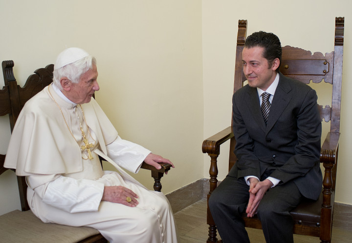 XIV. Benedek pápa személyesen látogatta meg Paolo Gabrielét 2010. december 22-én a vatikáni fogdában, ahol közölte vele, hogy megbocsátott neki és elfogadja kegyelmi kérvényétFotó: Osservatore Romano / AFP