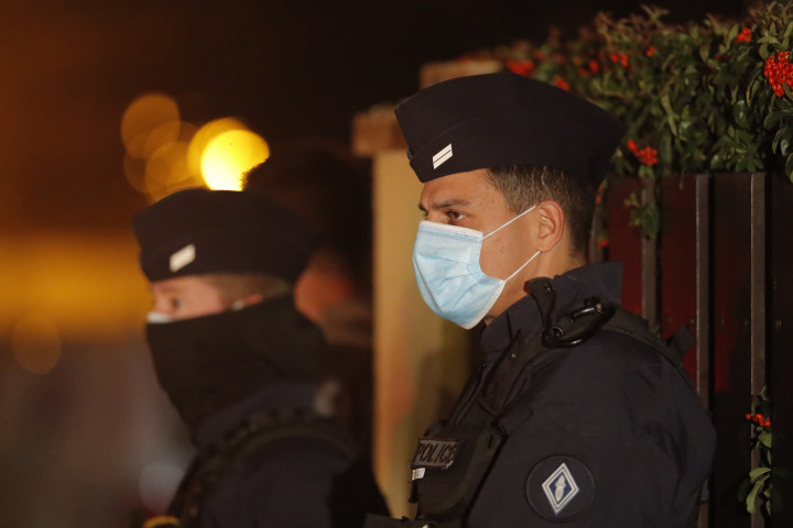 A helyszínt biztosítják rendőrök egy középiskola előtt 2020. október 16-án, miután lefejeztek egy történelemtanárt Párizs északnyugati elővárosa, Conflans-Saint-Honorine egyik utcáján. A tettest a rendőrök lelőtték.Fotó: Michel Euler/MTI/AP/