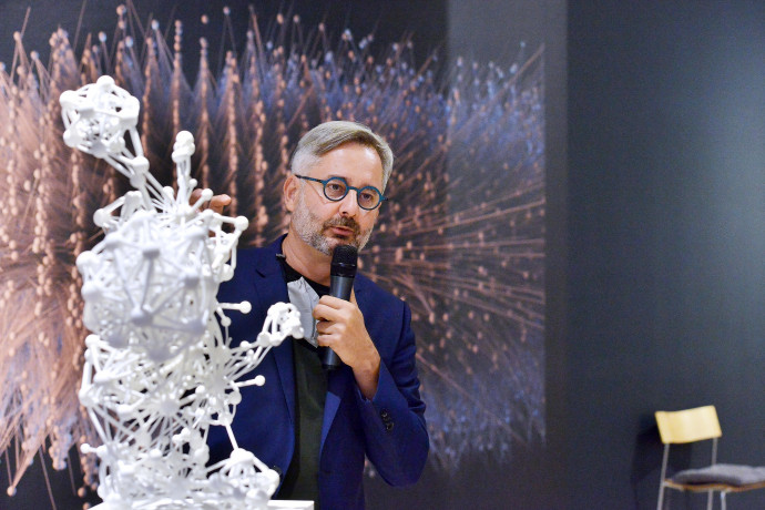 Adatszobor a kiállításon a Ludwig Múzeumban. A 3D-s nyomtatók megjelenése új távlatokat nyitott a hálózatok vizualizációjában. Forrás: Magyar Telekom.