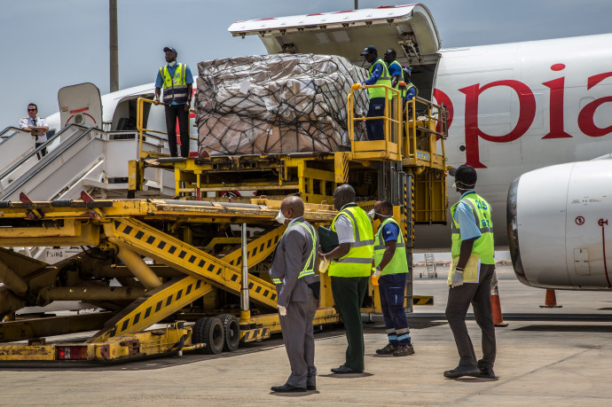 Szenegálba érkeznek a maszkok Jack Ma alapítványától, az Ethiopian Air gépén, az eWTP segítségével. (SADAK SOUICI / AFP)