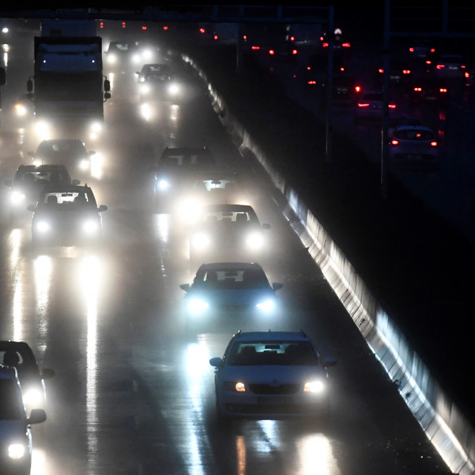 Gyorshajtásnál idegesítően pittyeg vagy elveszi a gázt minden új autó 2022-től