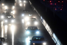 Gyorshajtásnál idegesítően pittyeg vagy elveszi a gázt minden új autó 2022-től