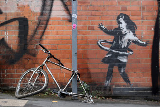 Bicikligumival hulahoppozó kislányt festett Banksy egy nottinghami szépségszalonra