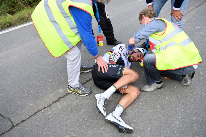 Julian Alaphillipe-et ápolják miután motorossal ütközött a Flandria körversenyen Fotó: Dirk Waem/AFP