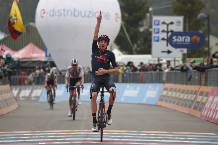 Geoghegan Hart ünnepli a szakaszgyőzelmét a Giro d'ItaliánFotó: Luca Bettini/AFP