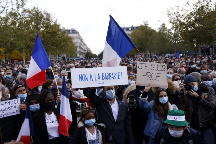 A szólásszabadságért kiálló tüntetők a párizsi Köztársaság terén 2020. október 18-án. A feliratok jelentése: nem a barbarizmusra, illetve tanár vagyokFotó: Yoan Valat / MTI/EPA