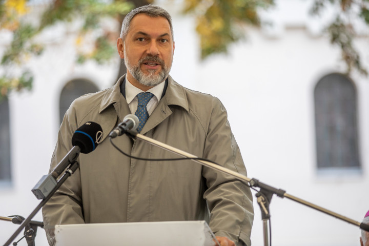 Lázár János, a térség fideszes országgyűlési képviselője beszédet mond a felújított kiszombori rotunda átadásán 2020. október 11-énFotó: Rosta Tibor / MTI