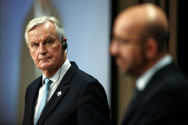 Michel Barnier, az Európai Bizottságnak a Nagy-Britannia és az Európai Unió kétoldalú kapcsolatrendszerének ügyében illetékes főtárgyalója (b) és Charles Michel, az Európai Tanács elnöke az Európai Unió kétnapos brüsszeli csúcstalálkozójának első napi ülésén tartott sajtóértekezleten 2020. október 15-énFotó: Kenzo Tribouillard / MTI