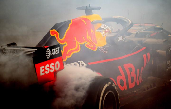Max Verstappen a Red Bull Racing hondájával, miután a második helyen végzett az Abu Dhabi Nagydíj 2019 december 1-énFotó: Clive Mason / Getty Images