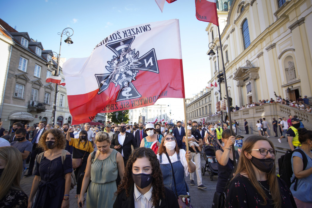 Ultranacionalisták tüntetnek Varsóban 2020. augusztus 15-én, a a varsói csatára emlékezve, ellenezve a liberális értékeket és nem bináris nemű embereketFotó: Jaap Arriens / NurPhoto / NurPhoto / AFP