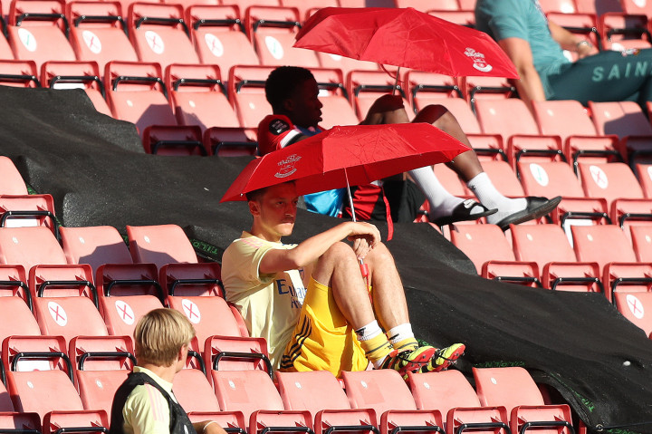 Özil a lelátón sütkérezett a nyári melegben Fotó: AFP, Andrew Matthews 