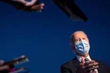 Biden szinte már elnöknek érezheti magát, de pont így volt ezzel négy éve Clinton is