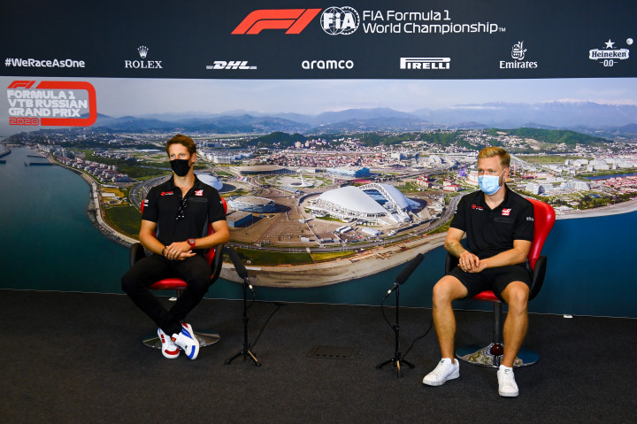 Romain Grosjean és Kevin Magnussen a 2020-as Orosz Nagydíj előtti sajtótájékoztatónFotó: FIA Handout / Reuters