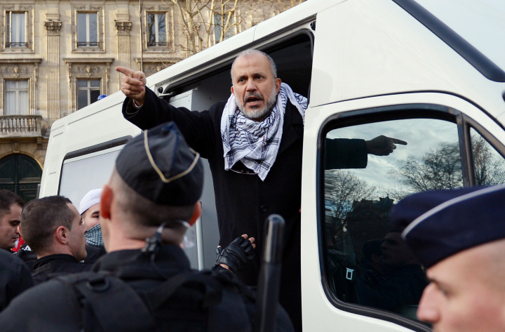Abdelhakim Sefriou őrizetbevétele a Cheikh Yassine egyik engedély nélkül tartott tüntetésén Párizsban, 2012. decemberébenFotó: Miguel Medina / AFP