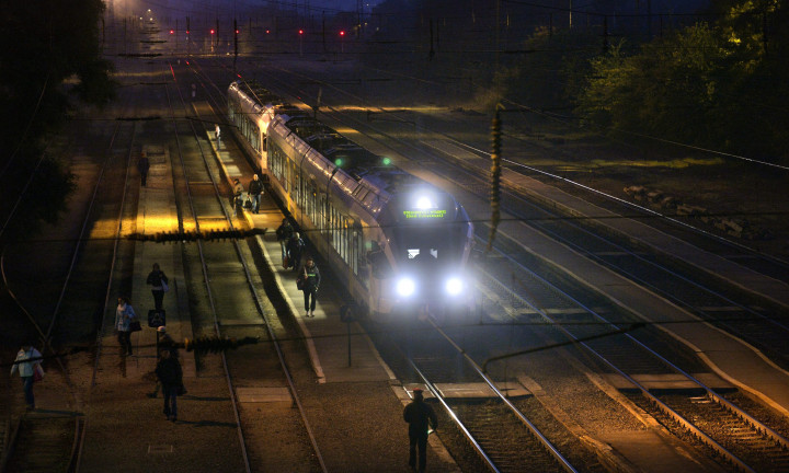 Személyvonat érkezik a Rákospalota-Újpest vasútállomásra reggel 6 óra 30 perc körül az óraátállítás napja előtti napon, 2015. október 24-én.Fotó: Máthé Zoltán / MTI