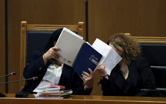 Bírák az Arany Hajnal tagjainak tárgyalásán – Fotó: Alkis Konstantinidis / Reuters