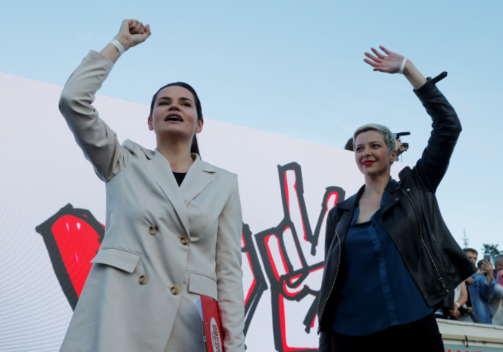 A külföldre kényszerült Szvetlana Tyihanovszkaja belarusz elnökjelölt (balra) és a jelenleg börtönben lévő Marija Kolesznyikova a 2020. augusztus 9. elnökválasztás kampányában – Fotó: Vasily Fedosenko / Reuters