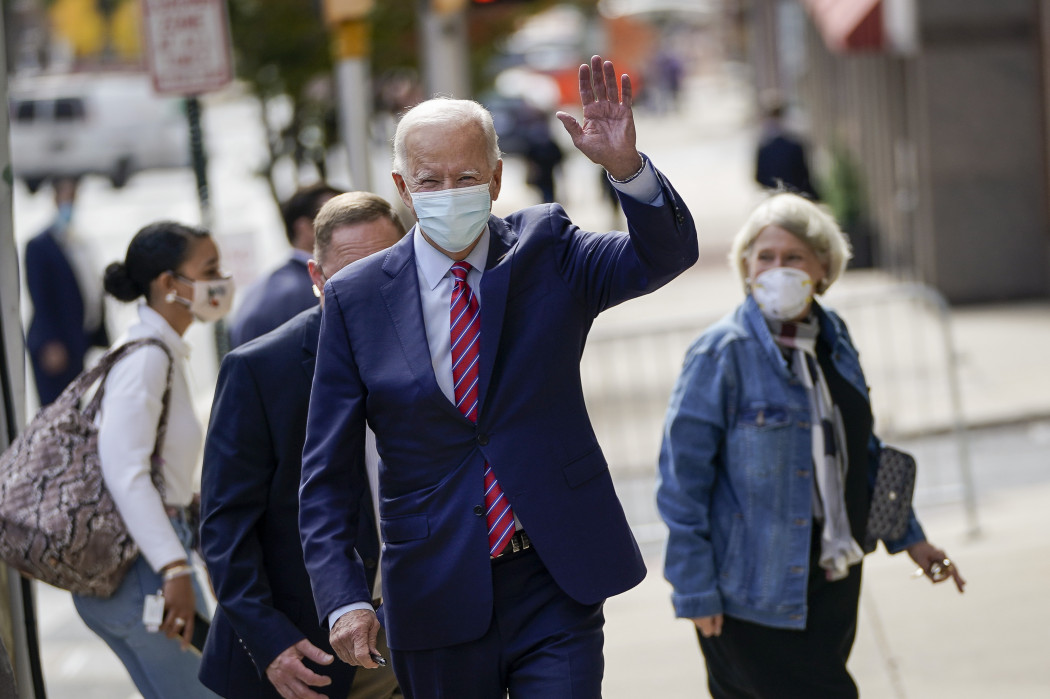 Joe Biden érkezik egy tévéinterjúra 2020. október 19-énFotó: Drew Angerer / Getty Images
