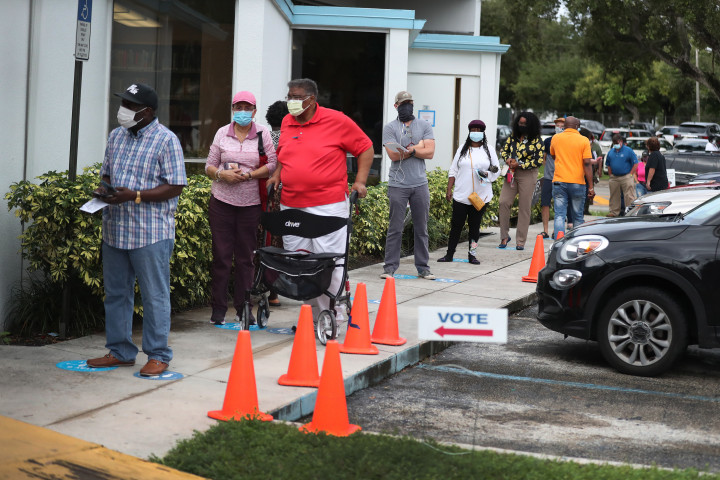 Emberek állnak sorba egy szavazóhely előtt 2020. október 19-én a floridai MiamibanFotó: Joe Raedle / Getty Images