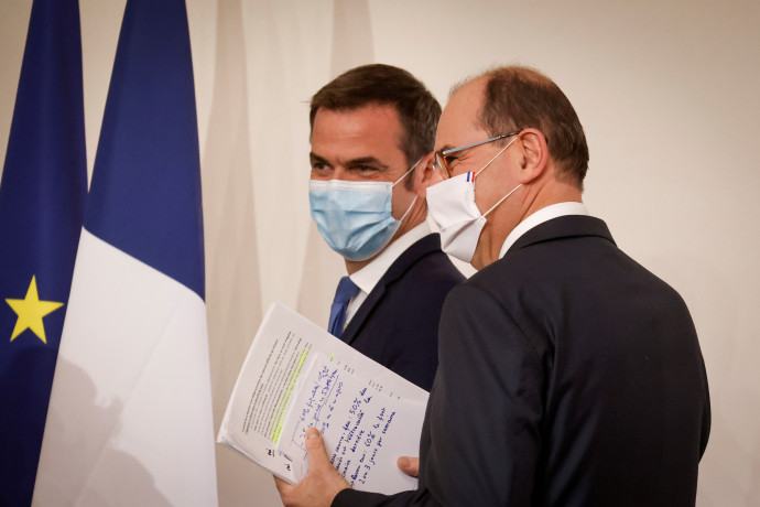 Olivier Veran egészségügyi miniszter (balra) és Jean Castex francia kormányfő a csütörtöki párizsi sajtótájékoztatón Fotó: Ludovic Marin / Pool via Reuters