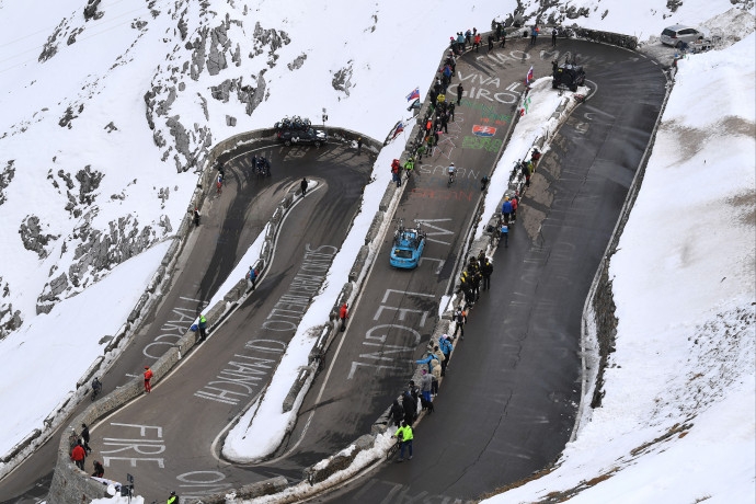 Giro: tizenöt nap és egy borzasztó nehéz hegyi szakasz után van új rózsaszín trikós