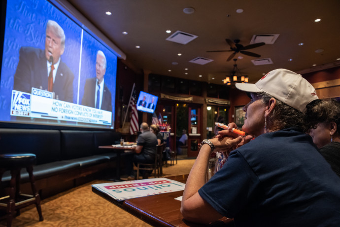 A vitát nézik egy texasi bárbanFotó: Sergio Flores / Getty Images North America / Getty Images via AFP