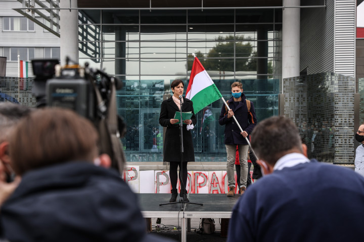 Szél Bernadett beszéde az MTVA székháza előttFotó Huszti István / Telex