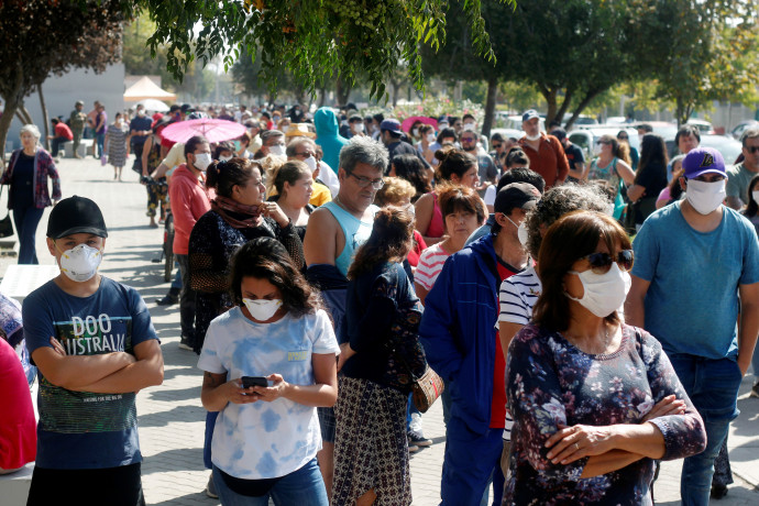 Több százan várakoznak influenza elleni védőoltásra Santiago külvárosában, a Bicentenario de La Florida stadionban 2020. március 21-énFotó: Sebastian Silva / EPA-EFE / MTI