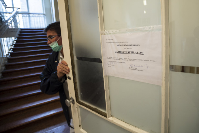Látogatási tilalomról szóló tájékoztató a budapesti Semmelweis Egyetem I. Sz. Belgyógyászati Klinika Hematológiai Részlegén 2019. január 15-én. Fotó: Mónus Márton / MTI