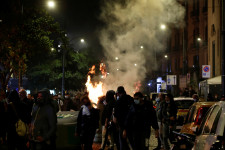 Éjszakai kijárási tilalmat vezettek be Nápolyban, tüntetők csaptak össze rendőrökkel