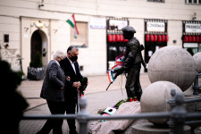 Az '56-os pesti srác emlékművénél hagyott koszorút Orbán Viktor