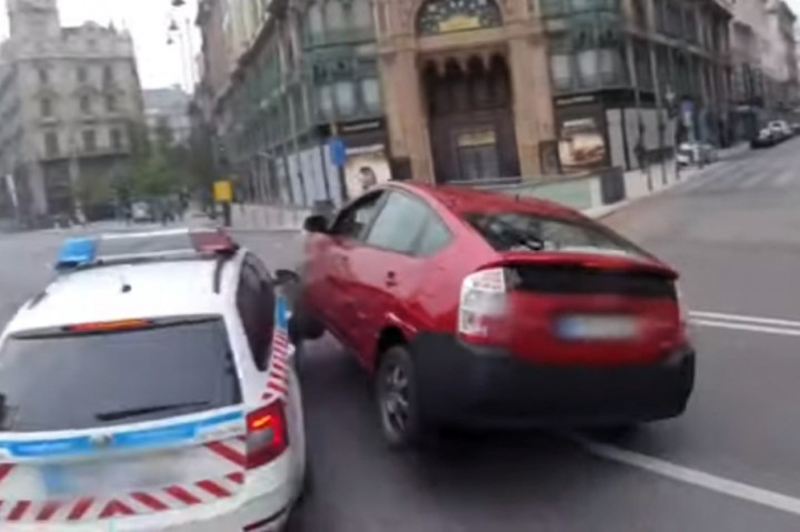 Rendőrautóba csapódott egy Prius a Ferenciek terénél