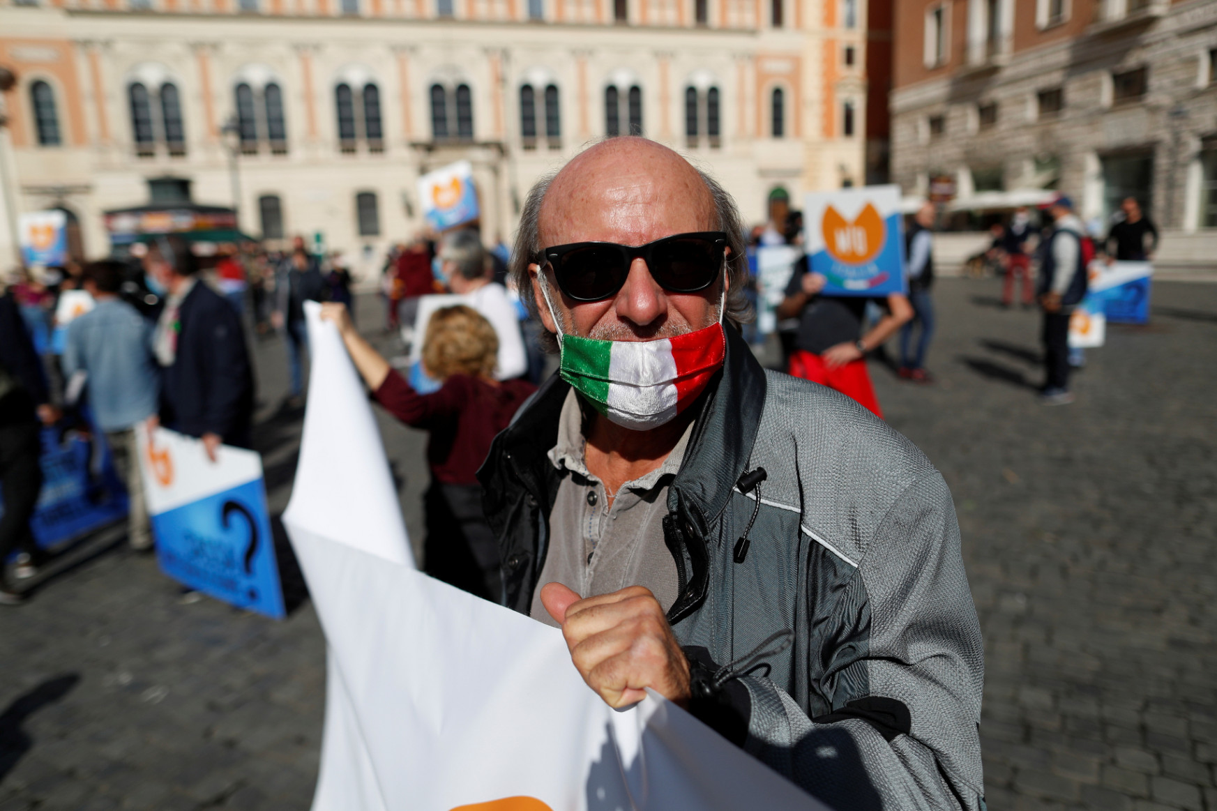 Hétfőtől bezárnak az olasz mozik, uszodák, Franciaországban karantén jöhet
