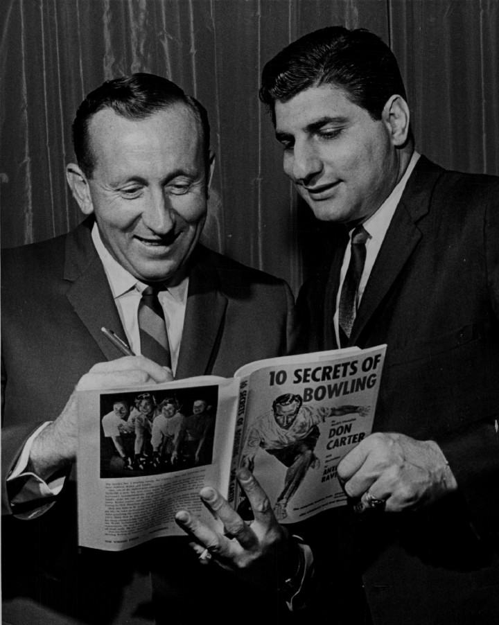 Don Carter a „Bowling 10 titka” című könyvét dedikálja 1963-banFotó: George Crouter / The Denver Post / Getty Images