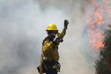 Ezreket evakuáltak Los Angeles környékén egy tűzvész miatt